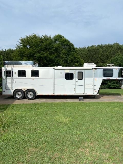 2003 Classic Gold Buckle 32' Horse Trailer w/ 10' SW Living Quarters 2003 Classic Gold Buckle 32' Horse Trailer w/ 10' SW Living Quarters