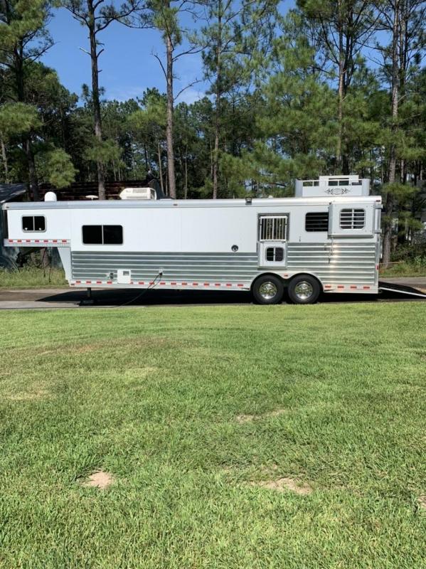 2015 Elite 2 Horse Straight Load w/ Living Quarters and Midtack 2015 Elite 2 Horse Straight Load w/ Living Quarters and Midtack