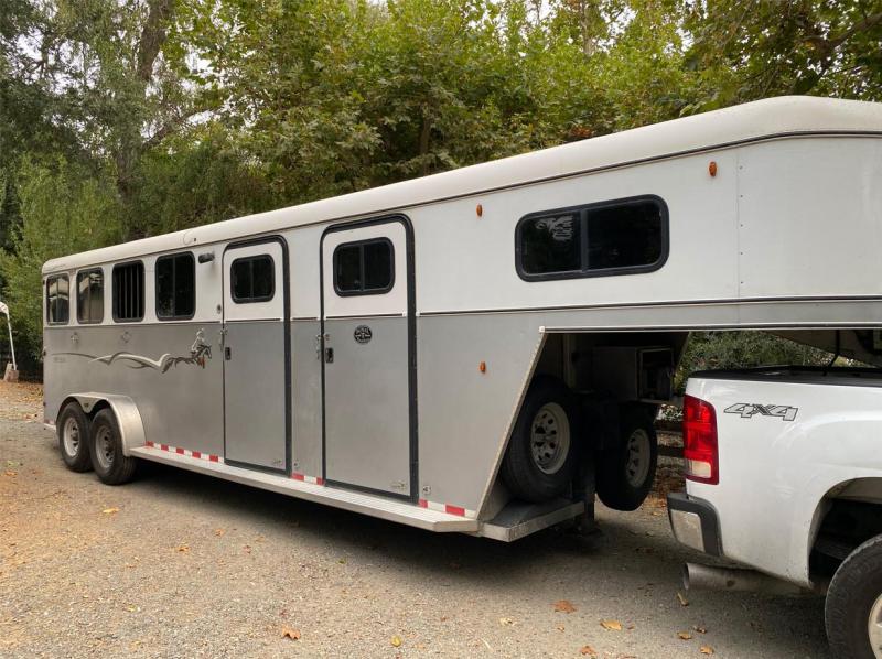 2013 Royal T Imperial 4 Horse Slant Load Gooseneck Trailer w/ Ramp 2013 Royal T Imperial 4 Horse Slant Load Gooseneck Trailer w/ Ramp