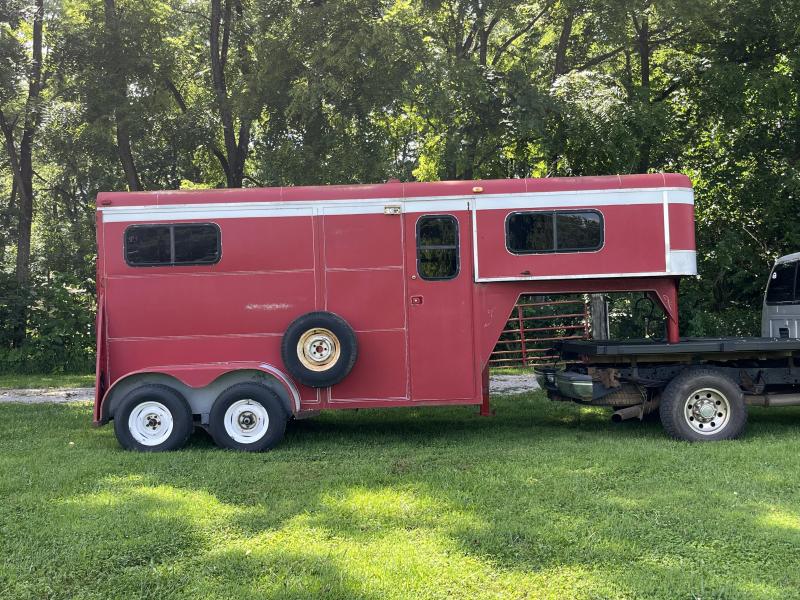 1994 Red Delta Gooseneck 2 Horse Trailer 1994 Red Delta Gooseneck 2 Horse Trailer