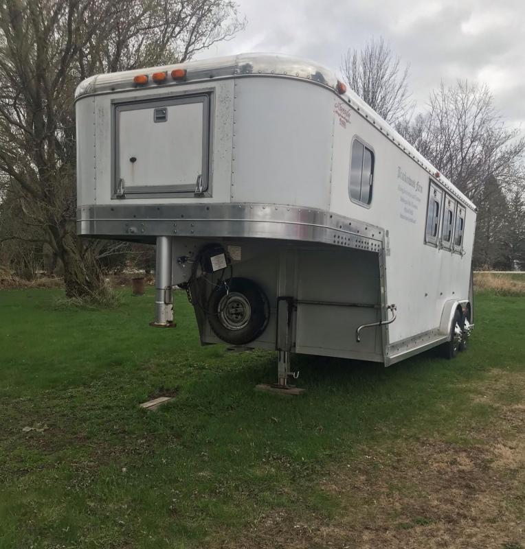 1991 Sooner Dynasty 3 Horse Slant Load Trailer w/ Dressing Room and Tack Room 1991 Sooner Dynasty 3 Horse Slant Load Trailer w/ Dressing Room and Tack Room