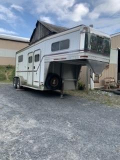 2004 EBY 2 Horse Straight Load Gooseneck Trailer w/ Dressing Room 2004 EBY 2 Horse Straight Load Gooseneck Trailer w/ Dressing Room