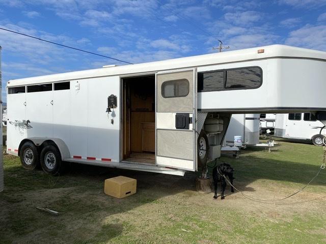 2007 Circle J Trailers 3 Horse Trailer w/ Living Quarters 2007 Circle J Trailers 3 Horse Trailer w/ Living Quarters
