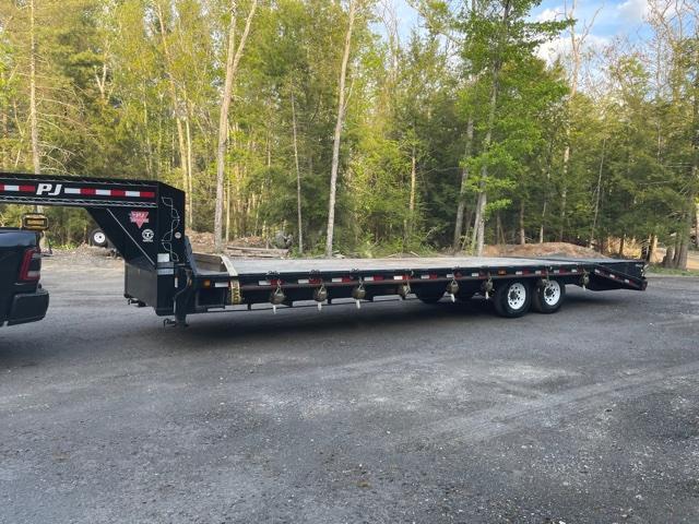 2018 PJ Trailers 30' Gooseneck Flatbed Trailer 2018 PJ Trailers 30' Gooseneck Flatbed Trailer
