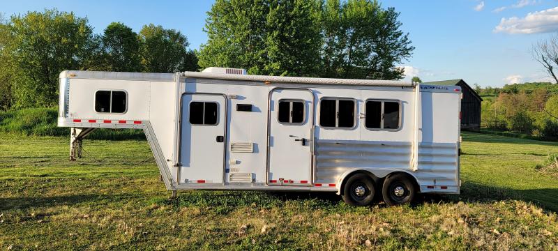 2007 Featherlite Sierra 3 Horse Slant with Living Quarters 2007 Featherlite Sierra 3 Horse Slant with Living Quarters