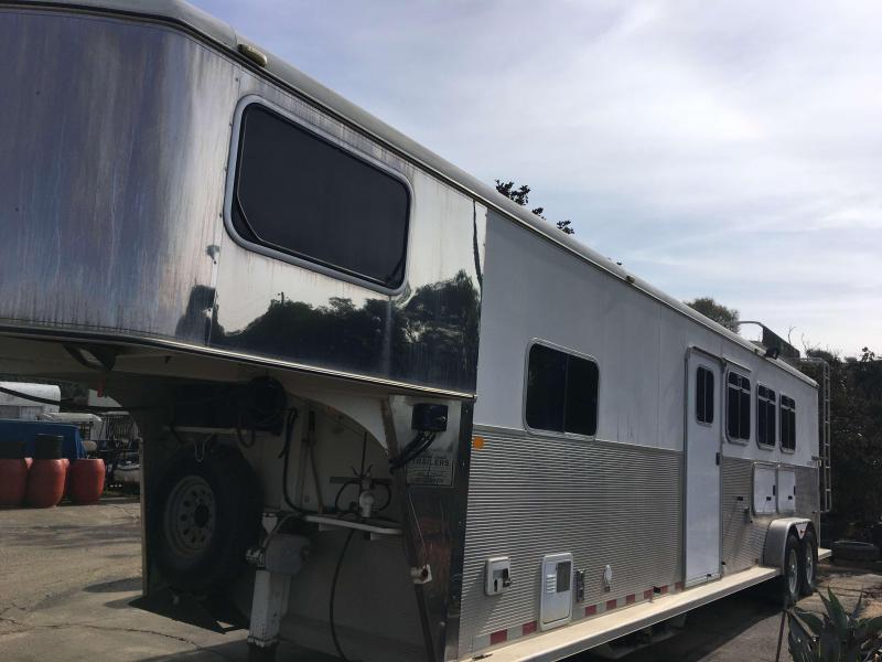 2005 Logan Coach Aluminum XTR 3 Horse Trailer w/ 8' SW Living Quarters 2005 Logan Coach Aluminum XTR 3 Horse Trailer w/ 8' SW Living Quarters