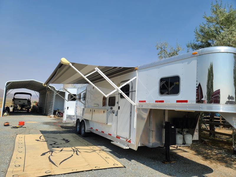 2015 Exiss Escape 2 Horse Trailer w/ LQ w/ 10' SW and Horse