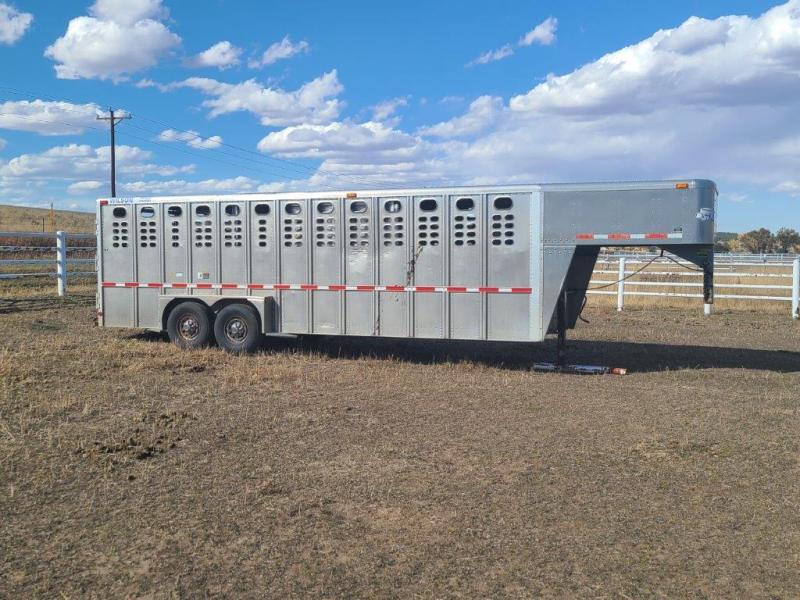 2001 Wilson Trailer Company PSGN-5724T Livestock Trailer 2001 Wilson Trailer Company PSGN-5724T Livestock Trailer