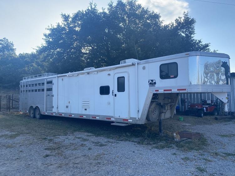 2011 Bison 40' Stock Trailer w / Living Quarters and Slideout 2011 Bison 40' Stock Trailer w / Living Quarters and Slideout