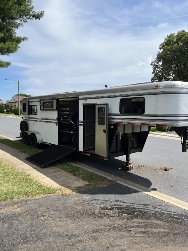 2004 Kingston 4 Horse Gooseneck Trailer 2004 Kingston 4 Horse Gooseneck Trailer