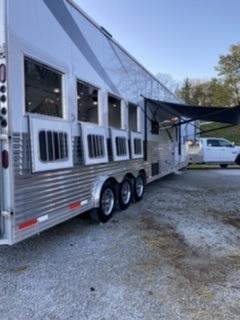 2016 Bison Premier XL 4 Horse Trailer w/ 19 SW Living Quarters 2016 Bison Premier XL 4 Horse Trailer w/ 19 SW Living Quarters