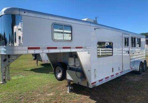 2014 Featherlite 3 Horse Slant Load Gooseneck Trailer w/ 7' SW Living Quarters 2014 Featherlite 3 Horse Slant Load Gooseneck Trailer w/ 7' SW Living Quarters