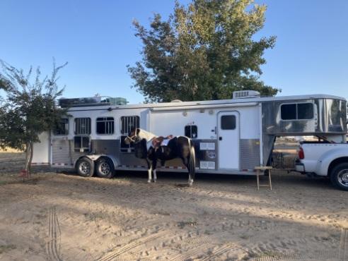 2005 Logan Coach Fully Loaded 4 Horse Trailer w/ 8' SW Living Quarters 2005 Logan Coach Fully Loaded 4 Horse Trailer w/ 8' SW Living Quarters