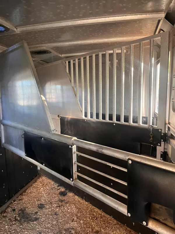 used Horse Trailers Sundowner Trailers  for sale, in Union, MS Thumbnail 5