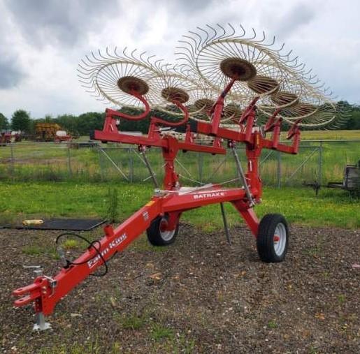 2020 FARM KING 8 WHEEL BAT RAKE Hay / Forage 2020 FARM KING 8 WHEEL BAT RAKE Hay / Forage