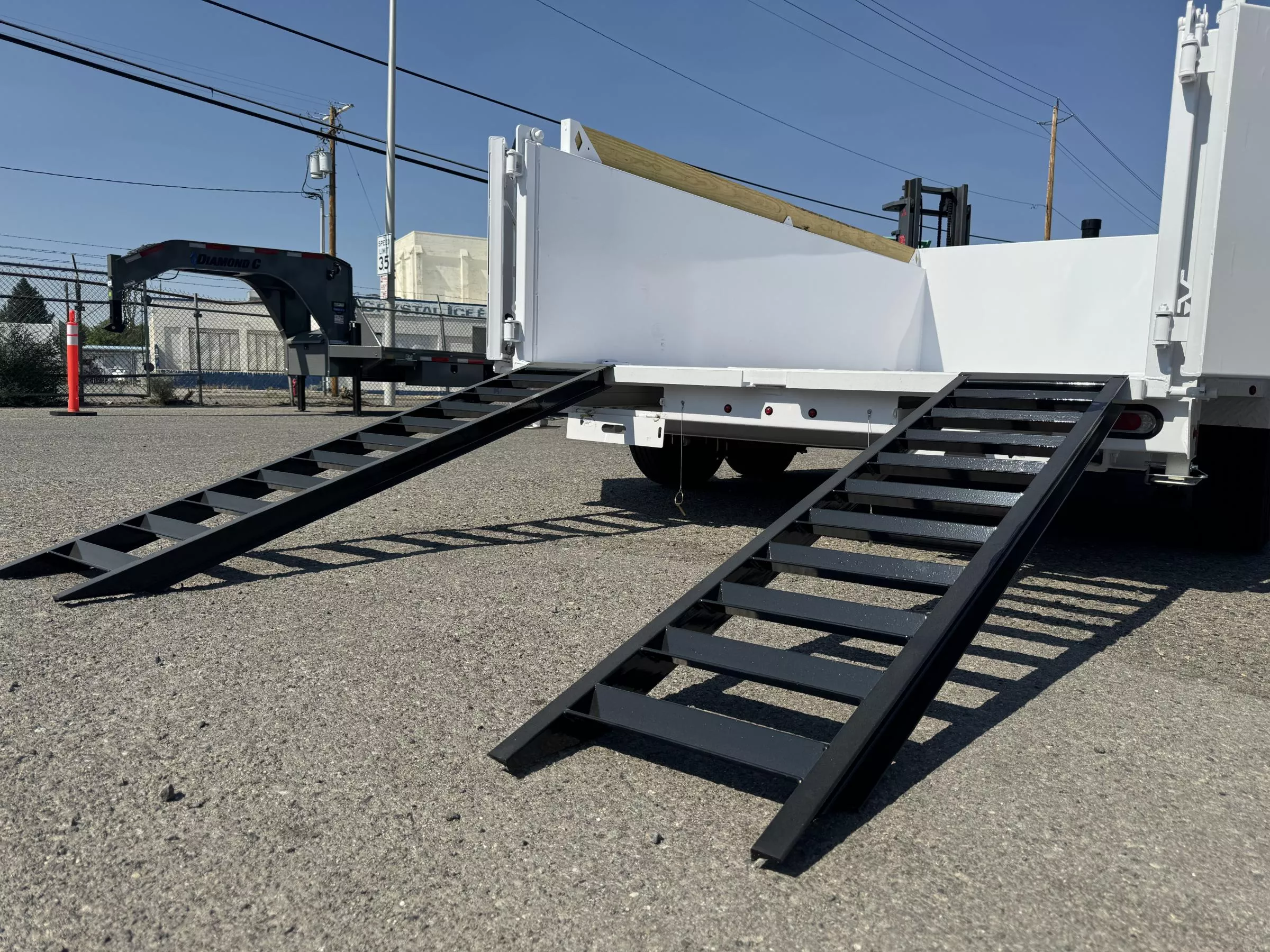2025 Diamond C LPT 14' 32" Sides Pacesetter Edition - 14.9K Telescopic Dump Trailer DCdlUOjjedh8