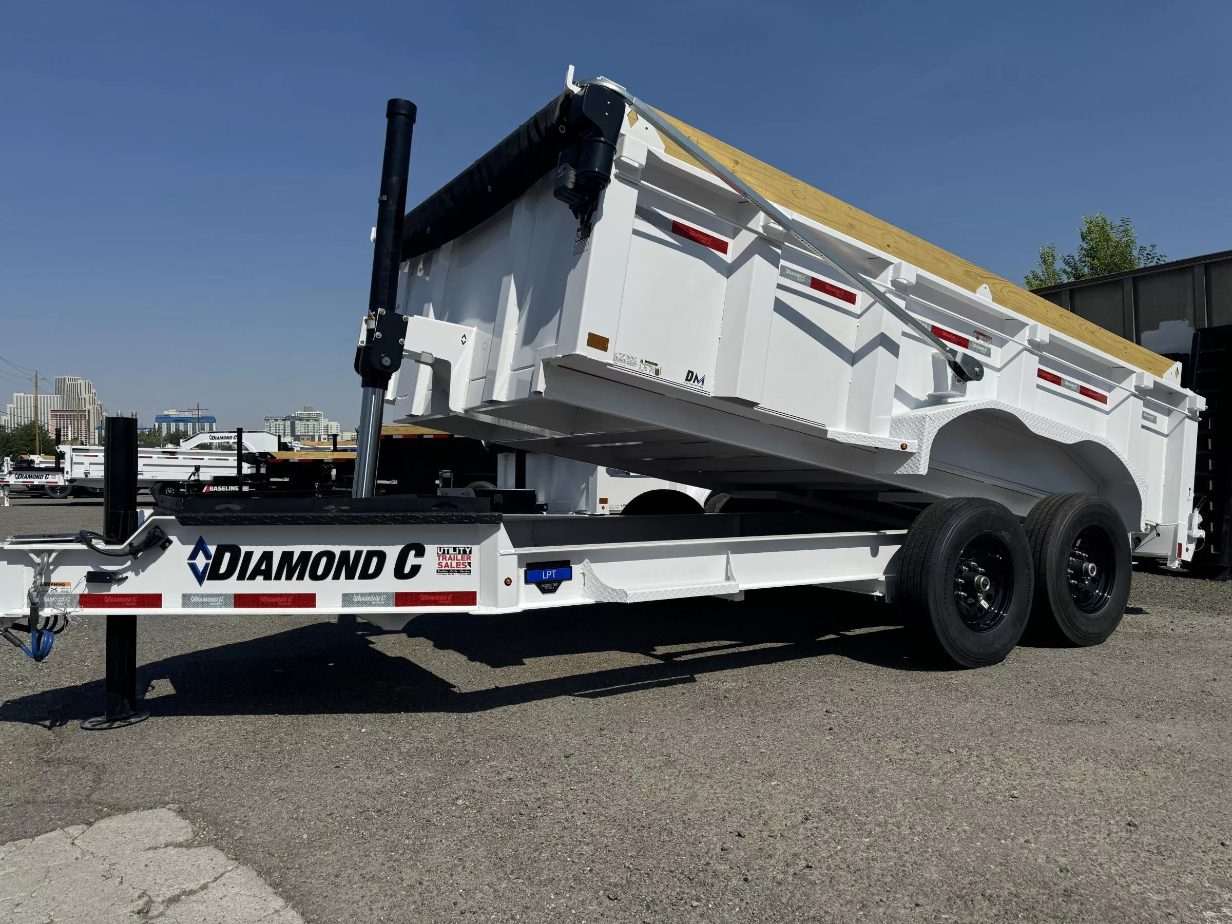 2025 Diamond C LPT 14' 32" Sides Pacesetter Edition - 14.9K Telescopic Dump Trailer EWSseO6i1pxd