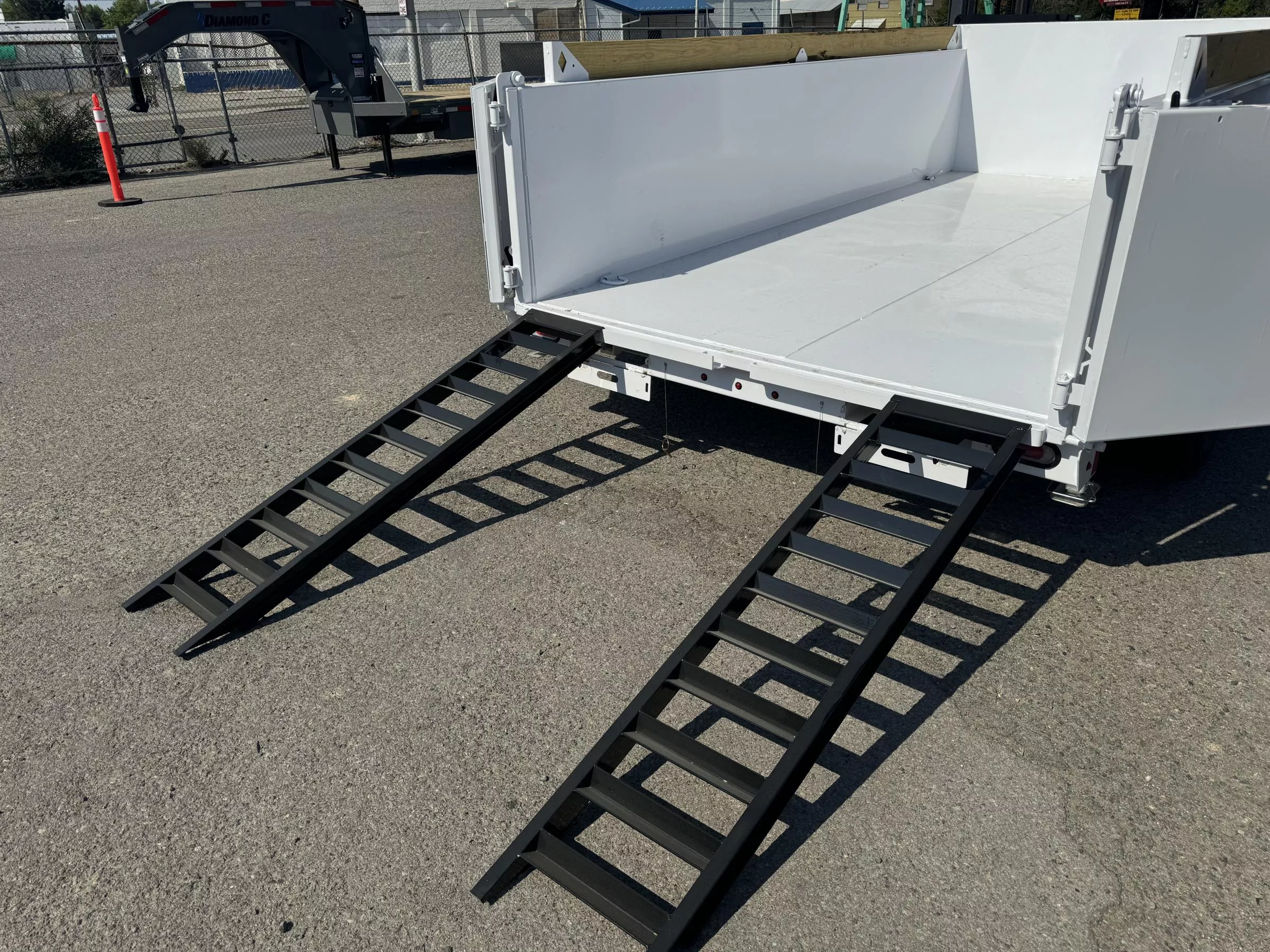 2025 Diamond C LPT 14' 32" Sides Pacesetter Edition - 14.9K Telescopic Dump Trailer jvka3spgm25n
