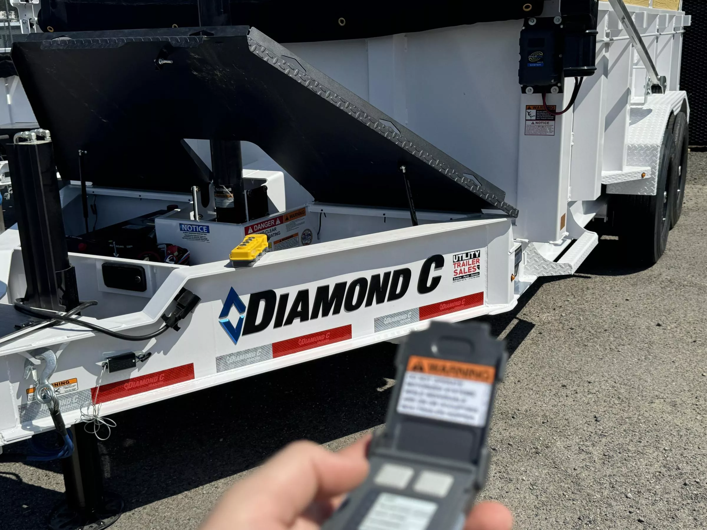 2025 Diamond C LPT 14' 32" Sides Pacesetter Edition - 14.9K Telescopic Dump Trailer y2S9s846zp2