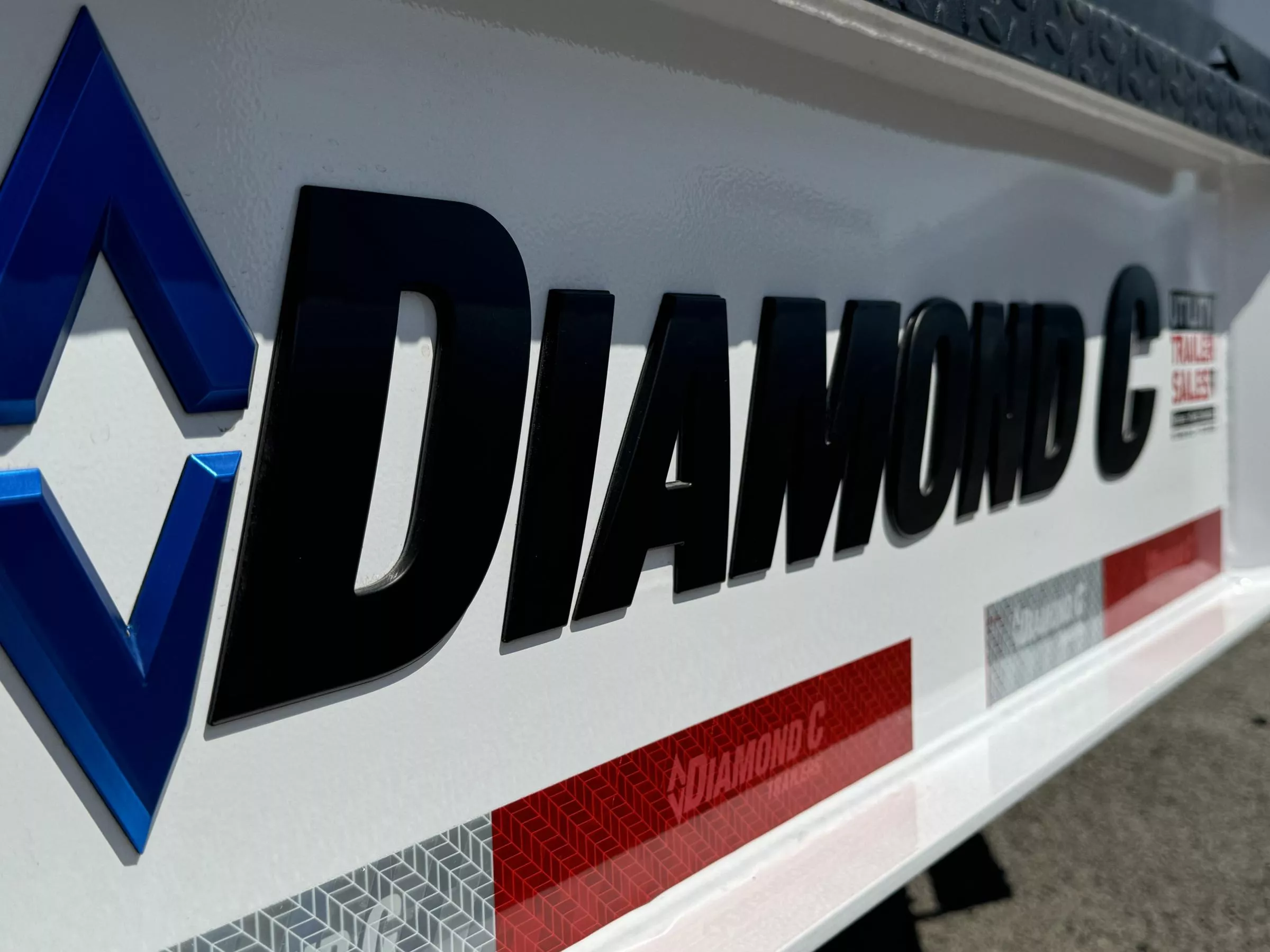 2025 Diamond C LPT 14' 32" Sides Pacesetter Edition - 14.9K Telescopic Dump Trailer EoICrgm5dwq4