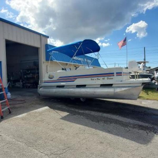 2005 Fiesta Marine Products 18 Fisher DLX 2005 Fiesta Marine Products 18 Fisher DLX