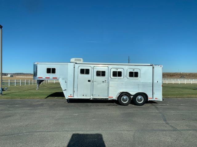1998 Featherlite 3H GN Horse Trailer 1998 Featherlite 3H GN Horse Trailer