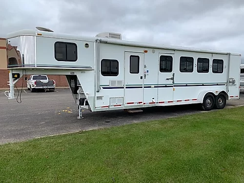 2003 Bison 4H LQ Horse Trailer 2003 Bison 4H LQ Horse Trailer