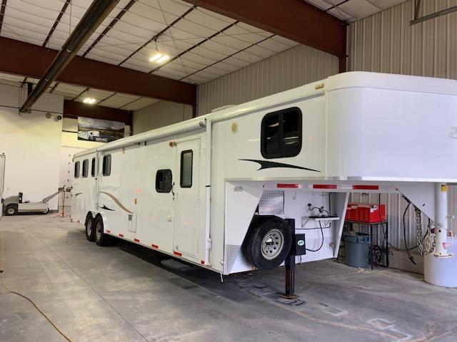 Bison 2010 Trailers 4H LQ Horse Trailer Bison 2010 Trailers 4H LQ Horse Trailer