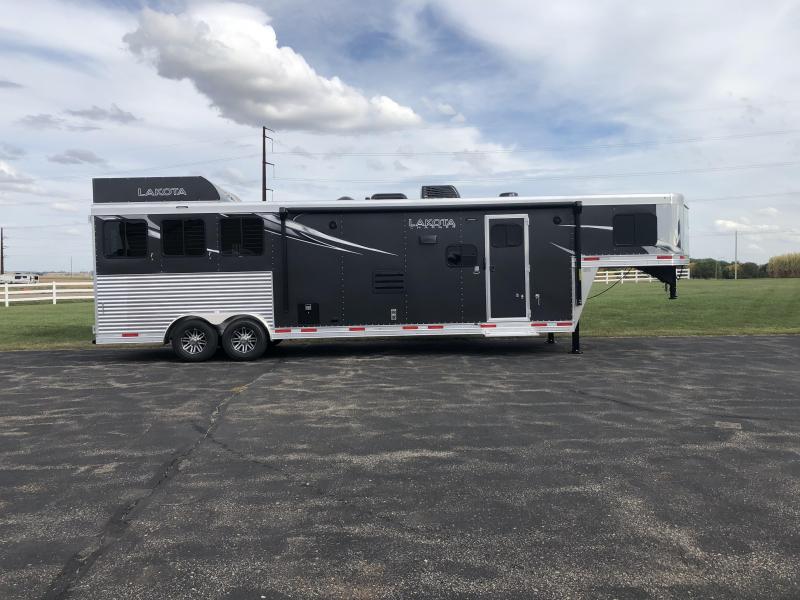 2022 Lakota C8313SR Horse Trailer 2022 Lakota C8313SR Horse Trailer