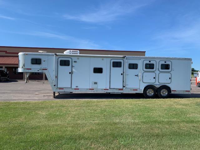 2002 Exiss 3H LQ Horse Trailer 2002 Exiss 3H LQ Horse Trailer