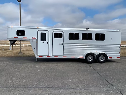 2009 Exiss 4H GN Horse Trailer 2009 Exiss 4H GN Horse Trailer