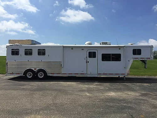 Featherlite 2003 3H LQ Horse Trailer Featherlite 2003 3H LQ Horse Trailer