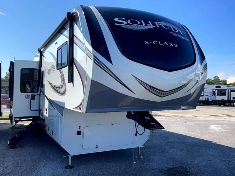 2022 Grand Design RV SOLITUDE 3740BH-R 2022 Grand Design RV SOLITUDE 3740BH-R