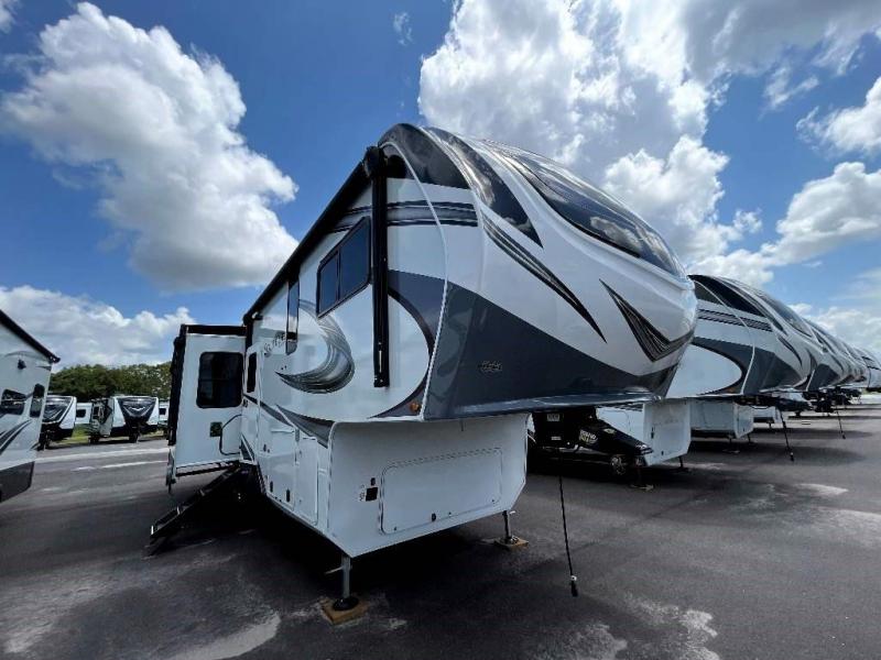 2023 Grand Design RV SOLITUDE 2930RL-R 2023 Grand Design RV SOLITUDE 2930RL-R