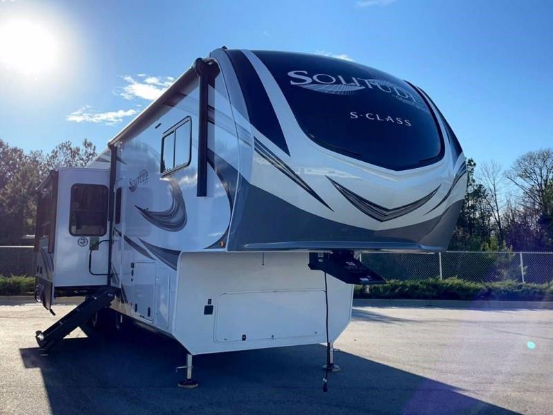 2022 Grand Design RV SOLITUDE 3950BH-R 2022 Grand Design RV SOLITUDE 3950BH-R