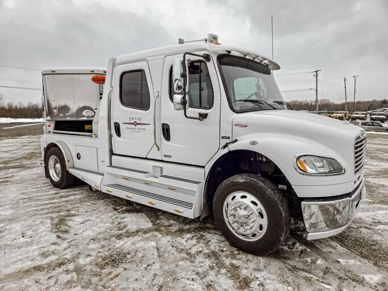 2007 Freightliner M2106 Truck