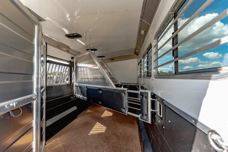 used Horse Trailers Logan Coach  for sale, in North Jackson, OH Thumbnail 17