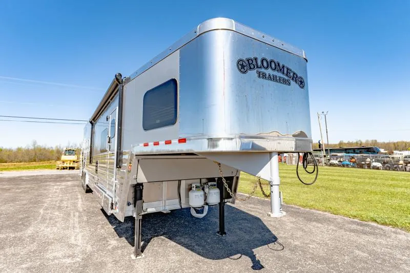 2026 Bloomer 5H 15'6" LQ SIDE LOAD Horse Trailer