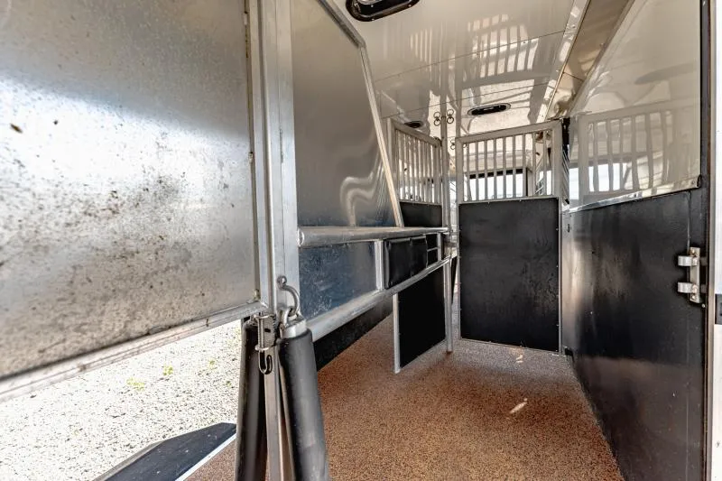 used Horse Trailers Logan Coach  for sale, in North Jackson, OH Thumbnail 21