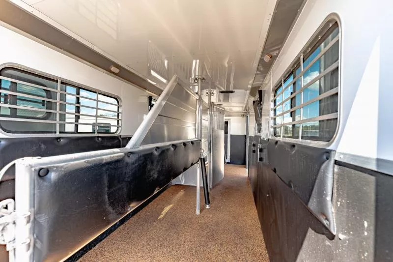 used Horse Trailers Logan Coach  for sale, in North Jackson, OH Thumbnail 19