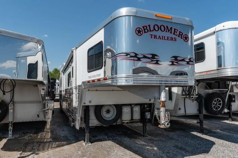 2010 Bloomer 4H17SW Horse Trailer