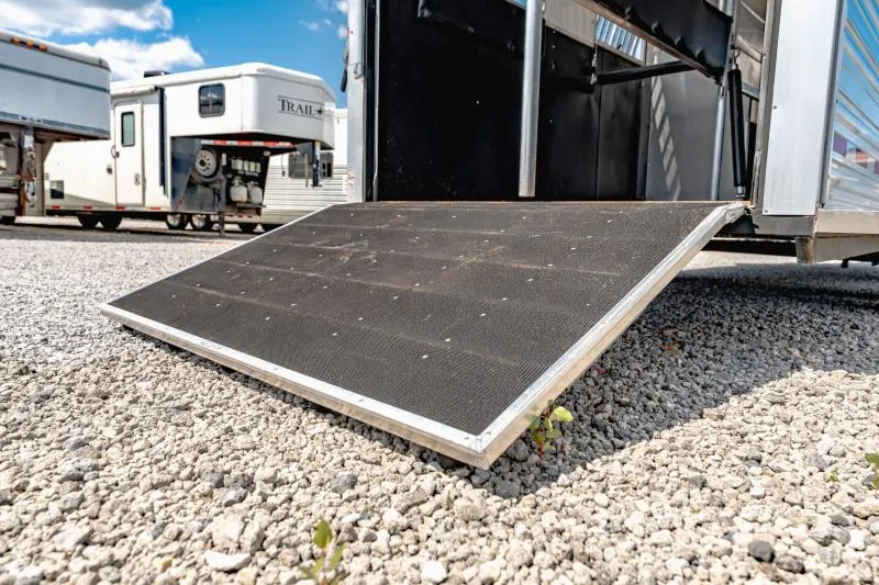 used Horse Trailers Logan Coach  for sale, in North Jackson, OH Thumbnail 15