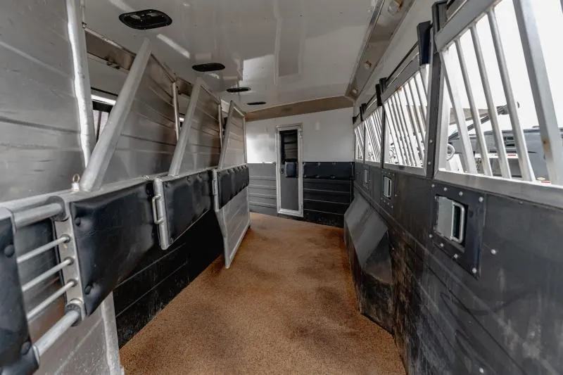 used Horse Trailers Logan Coach  for sale, in North Jackson, OH Thumbnail 19