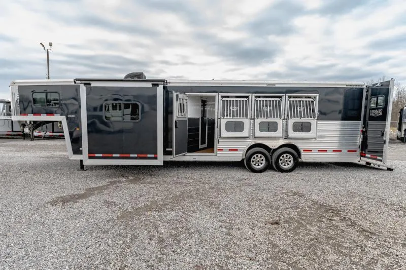 used Horse Trailers Logan Coach  for sale, in North Jackson, OH Thumbnail 16