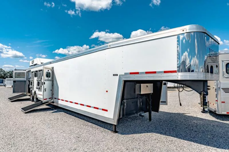 used Horse Trailers Logan Coach  for sale, in North Jackson, OH Thumbnail 11