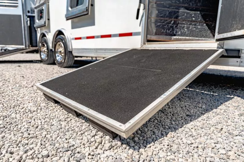 used Horse Trailers Logan Coach  for sale, in North Jackson, OH Thumbnail 12