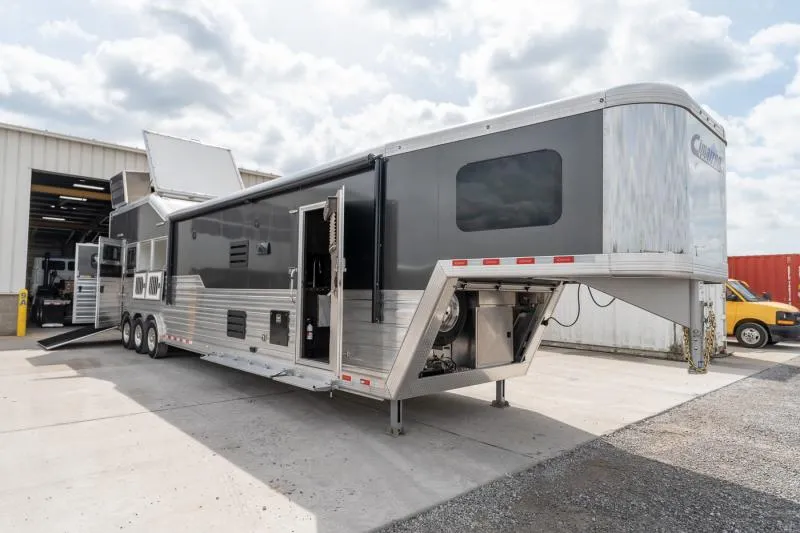 2025 Cimarron Trailers NS4G-156LQSL Horse Trailer
