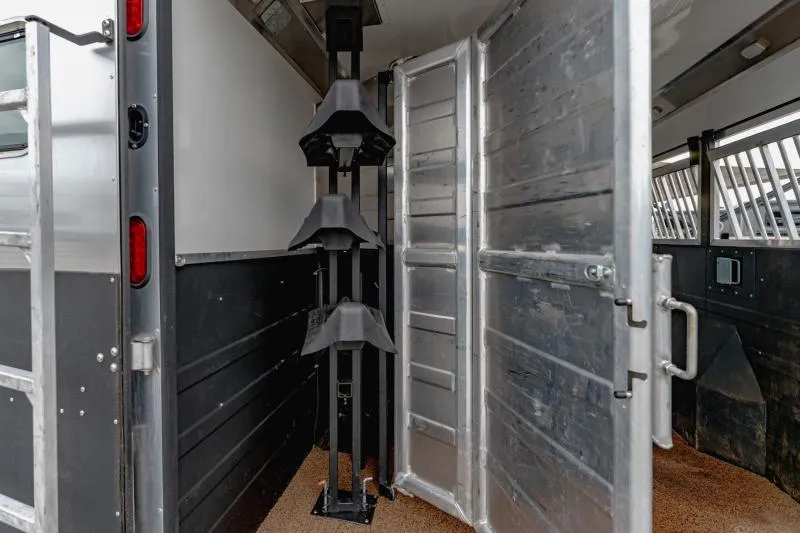 used Horse Trailers Logan Coach  for sale, in North Jackson, OH Thumbnail 18