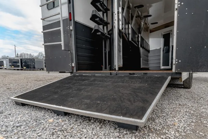 used Horse Trailers Logan Coach  for sale, in North Jackson, OH Thumbnail 17