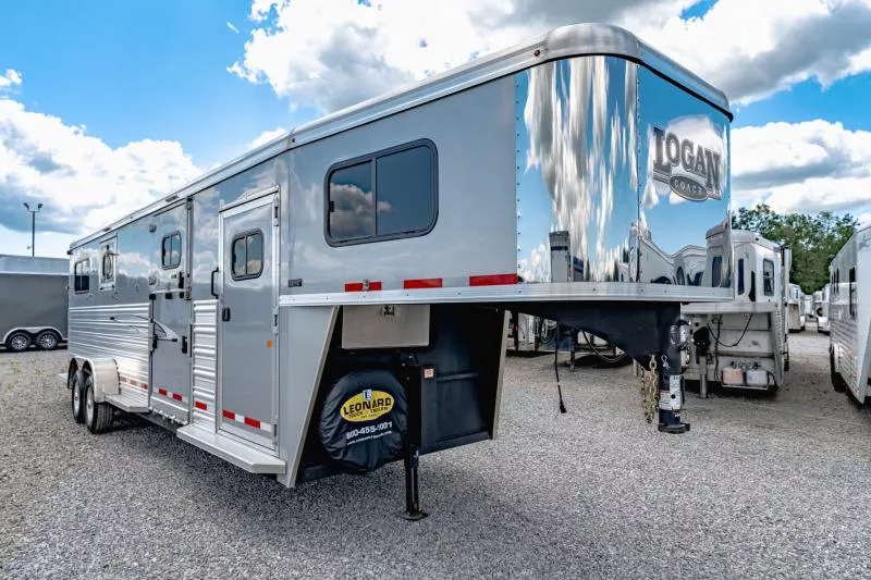 2022 Logan Coach RIOT STR 2+2 GN Horse Trailer
